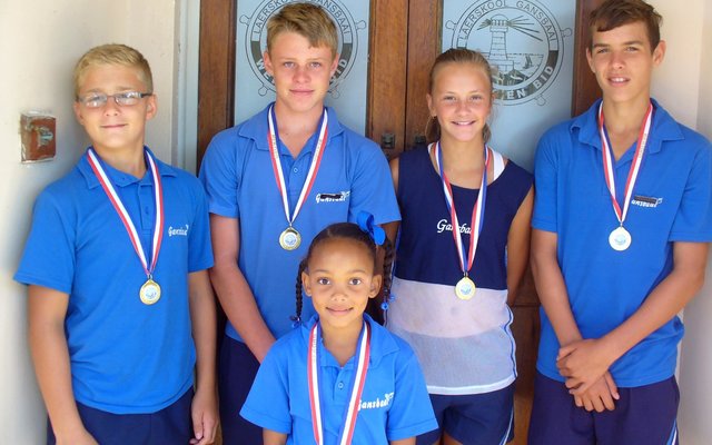 Agter v.l.n.r.: George Groenewald o/12 – Diskus (23,18m); Dehan Botha o/13 – Spiesgooi (31,15m); Caitlyn Otto o/13 – 1500m Stap (9:34.4) Jurie-Johann Groenewald 0/13 – 200m Hekkies (33.6). Voor: Joy Hans o/8 – 60m Uitdun (10.6); 60m Finaal (10.5) en 80m Uitdun (14.2); 80m Finaal (14.1)